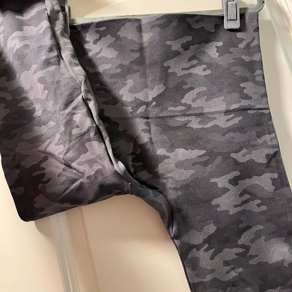 SPANX Seamless Camo Leggings - Picture 4 of 7
